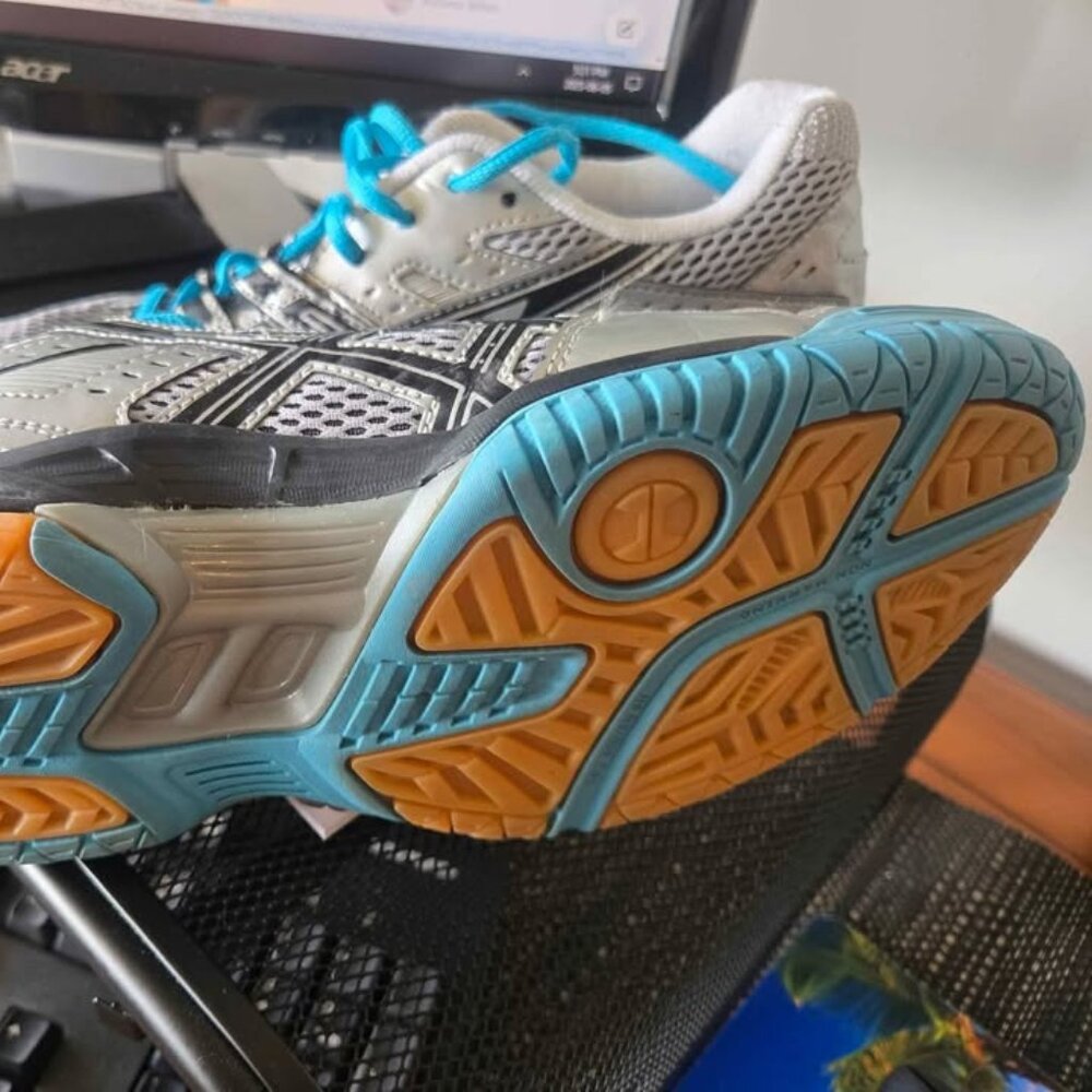 Womens' Asics Rocket 6 Court Shoes - Squash etc. Size 8-1/2.